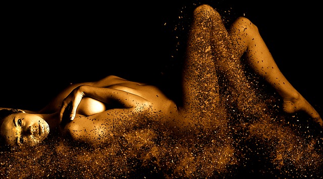 Nahá žena v obklopení zlatého prachu.jpg
